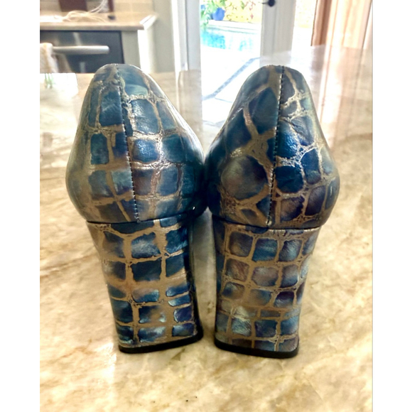 Bellini Blue Gold Croc Print Square Toe Heels Size 9. Angled toe box chunky heel - Picture 6 of 10